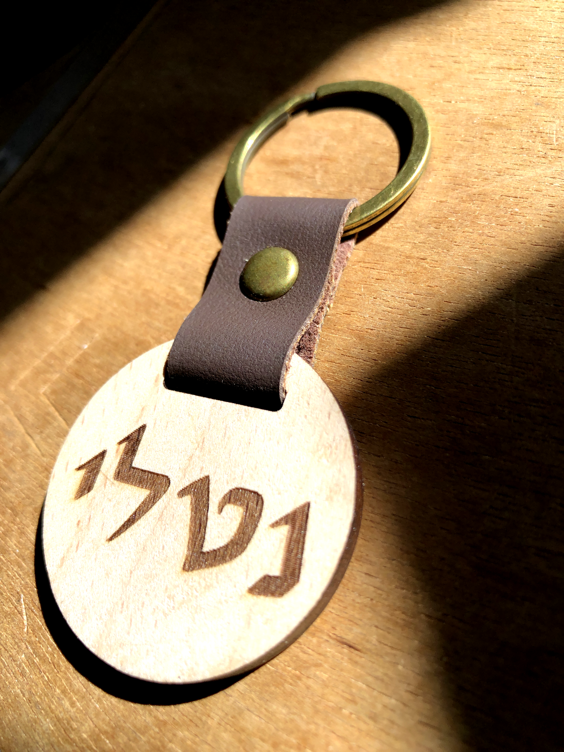 מחזיק מפתחות עגול מעץ מלא