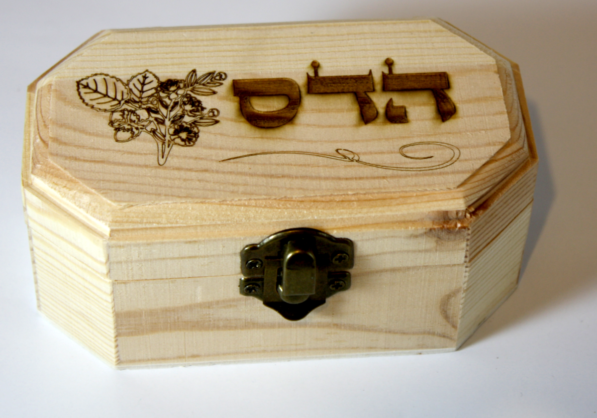 קופסה עץ מתומן עם חריטה בלייזר