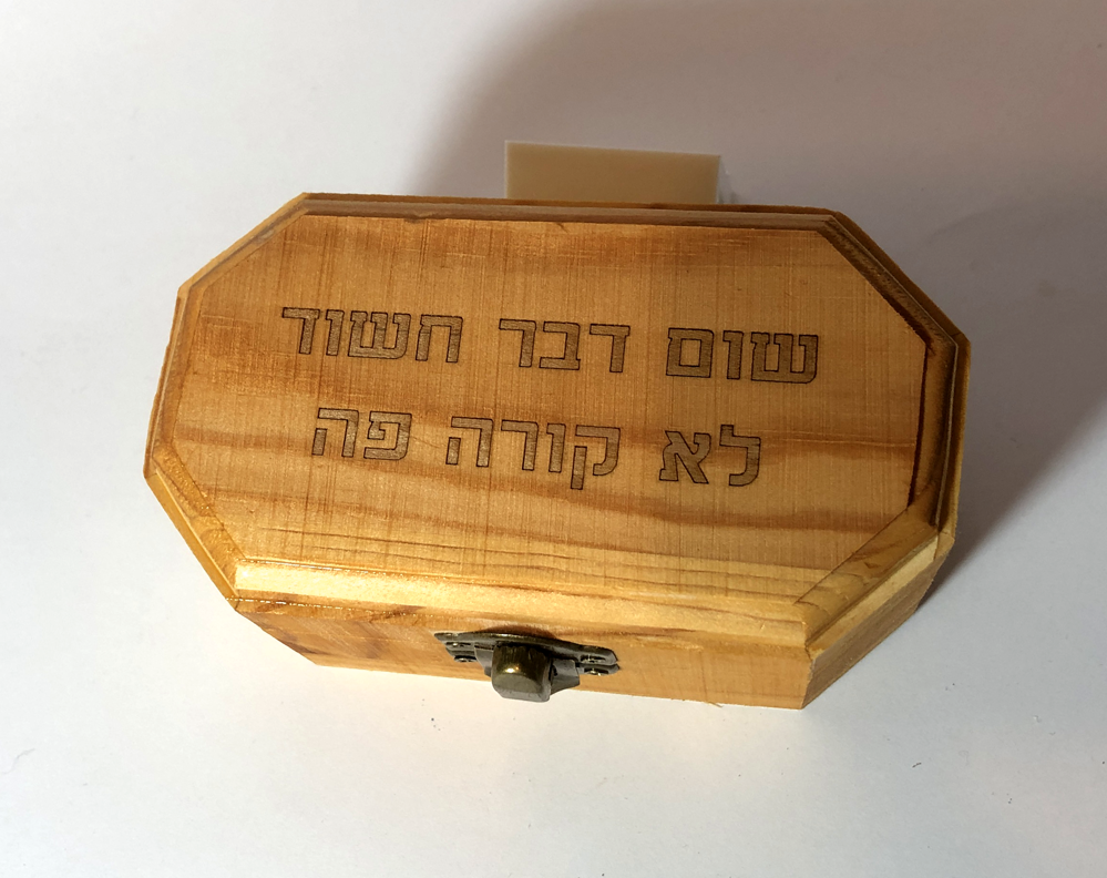 תיבה מעץ מתומן עם חריטה אישית – תמונה 7