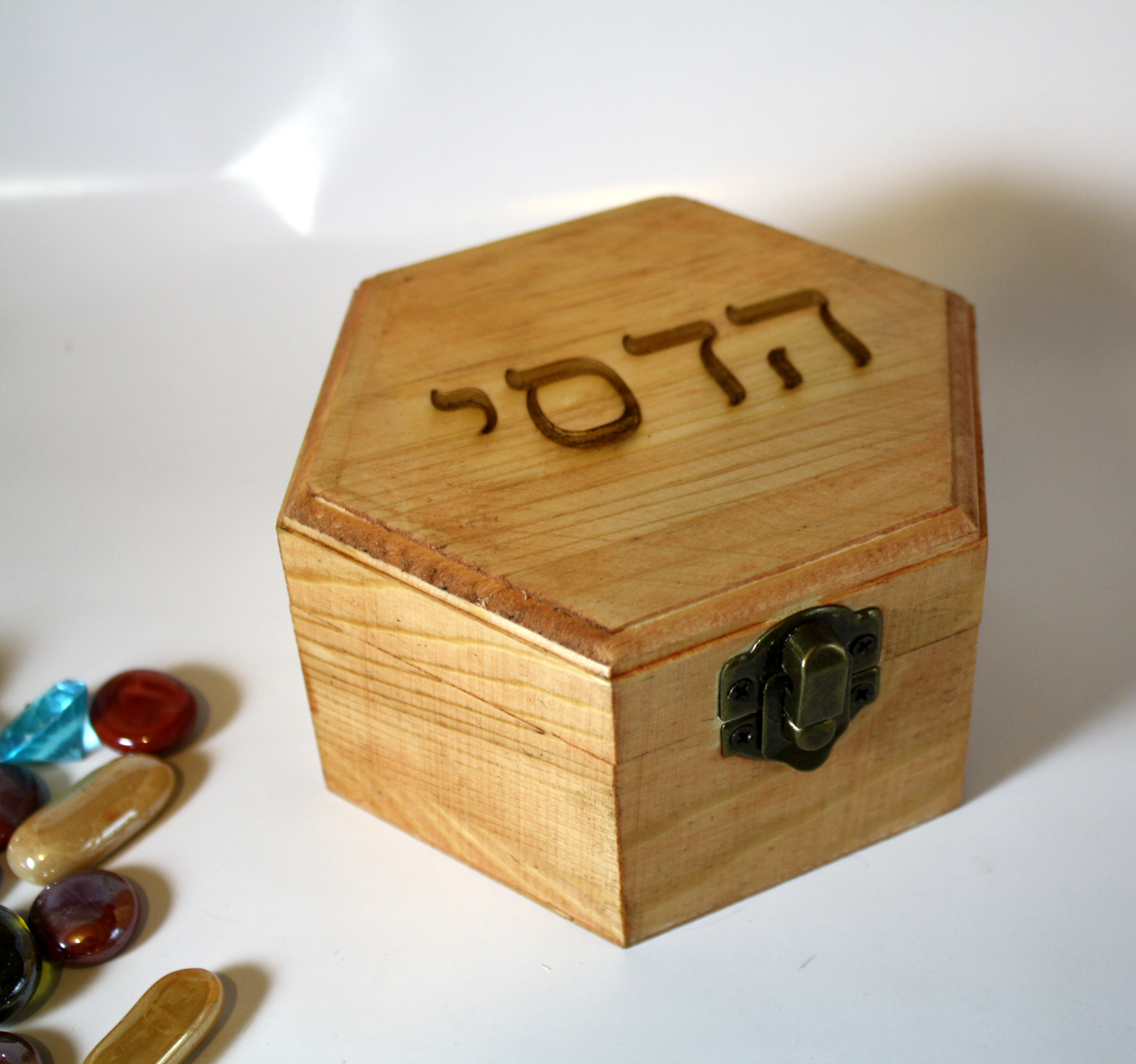 תיבת עץ משושה עם חריטה אישית – תמונה 4