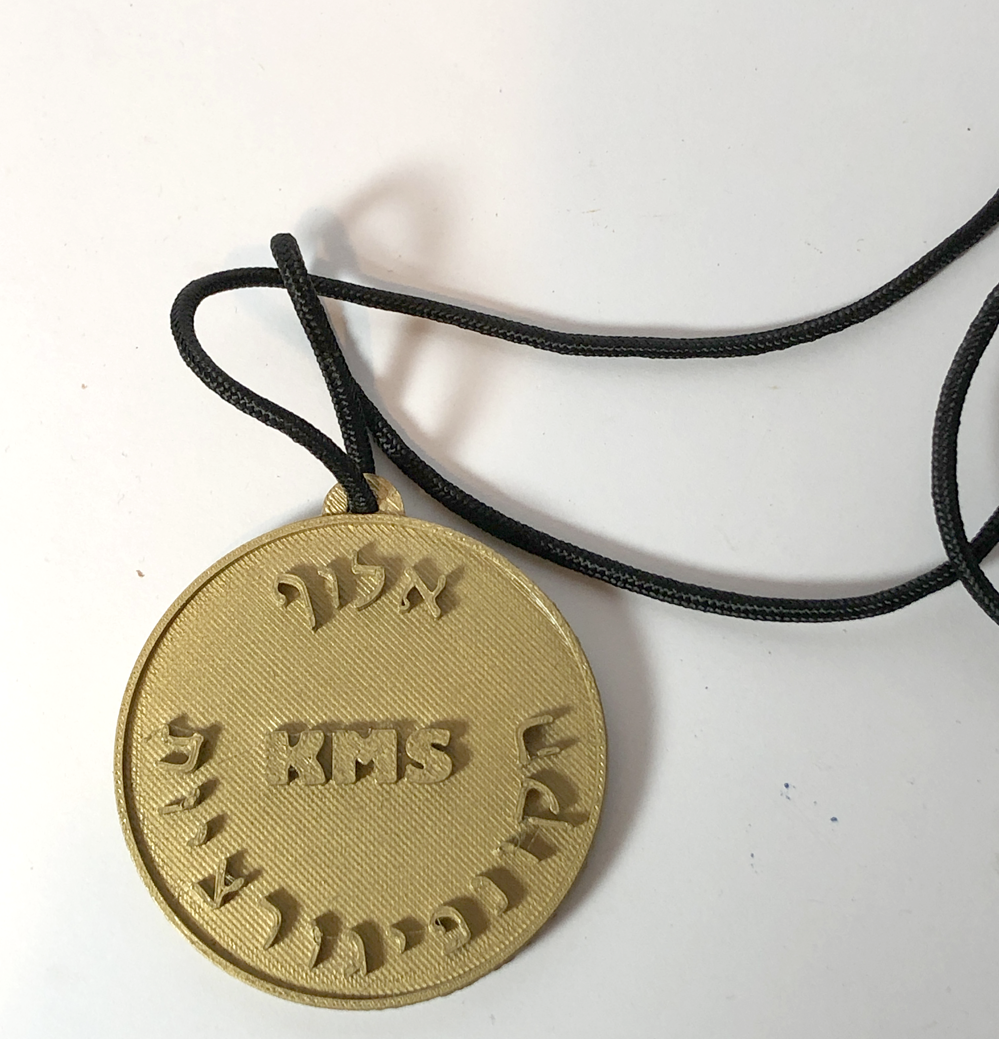 עבור תמונה כללית של המוצר באתר: מדליית זהב תלת ממדית מפלסטיק עם שרוך, מותאמת אישית עם הקדשה ותמונה לפי דרישת הלקוח.